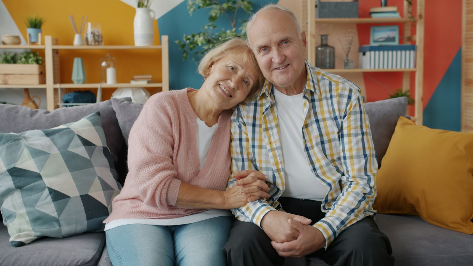 Annie en Wim van Dijk thuis op de bank